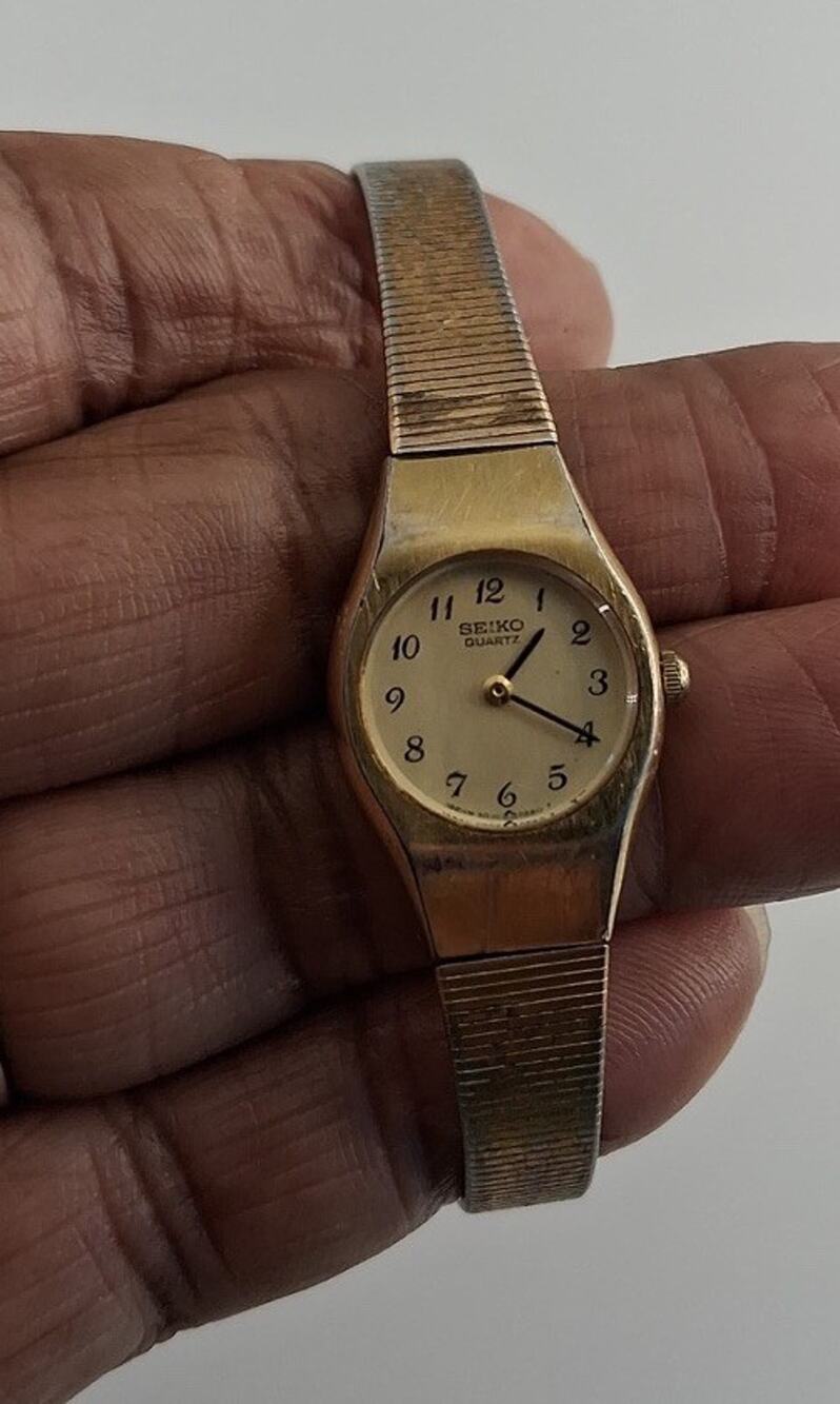 Vintage Seiko Womens Gold Tone Quartz Watch Mesh Band Oval Dial 2P20-0A89